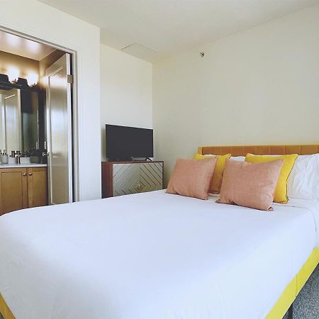 Downtown Waterfront Kelowna Oasis Newly Renovated 2Bed 2Bath Daire Dış mekan fotoğraf